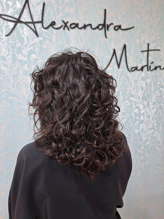 pelo rizado moreno curly